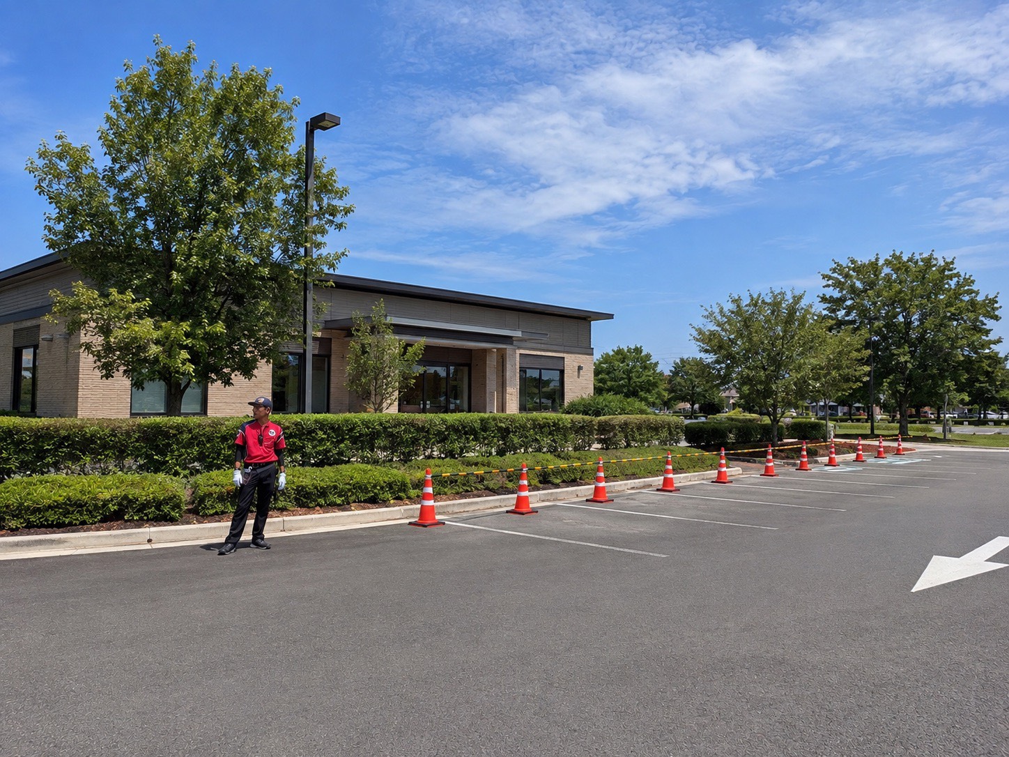 下関市の警備会社求人｜入社後は現地引継ぎから始め、一人現場を任せられるまで段階的に学ぶ交通誘導の現場教育